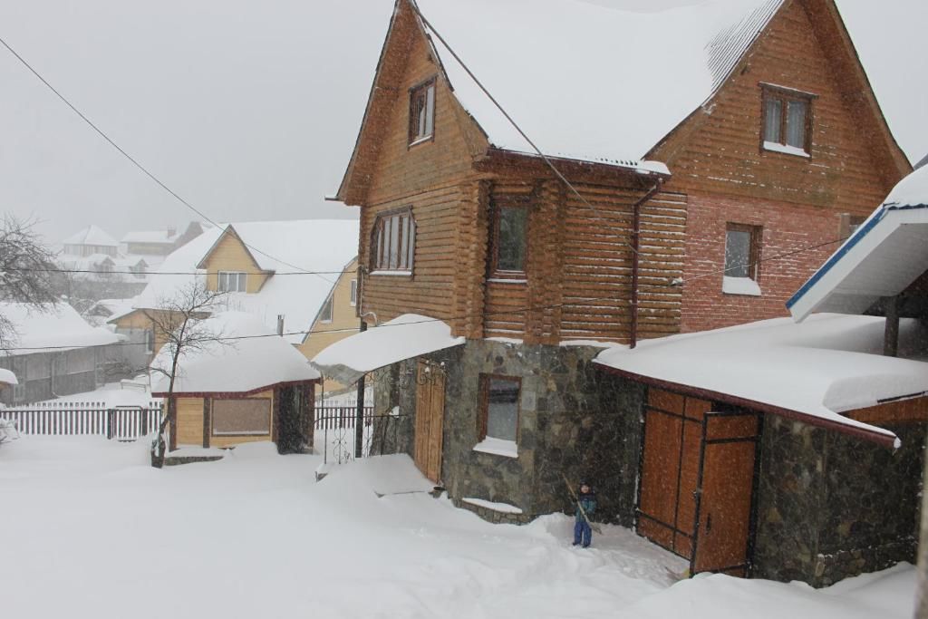 Загородные дома Cottage u Romana Яремче-36